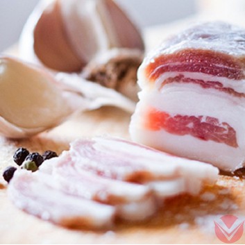 Сало с мясной прослойкой (солонина) 0,5 кг фото 1 — Интернет-магазин доставки продуктов и воды ВКУСНЫЙ