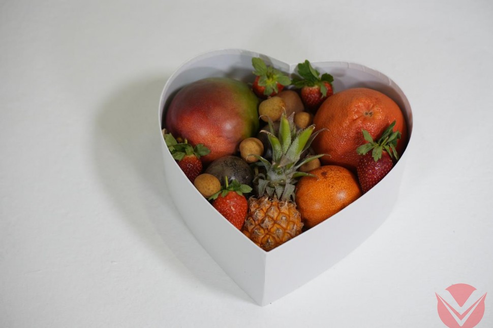 Фруктовая корзина "Романтичная Клубника" фото 1 — Интернет-магазин доставки продуктов и воды ВКУСНЫЙ