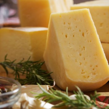 Сыр Российский молодой 0,5 кг фото 1 — Интернет-магазин доставки продуктов и воды ВКУСНЫЙ